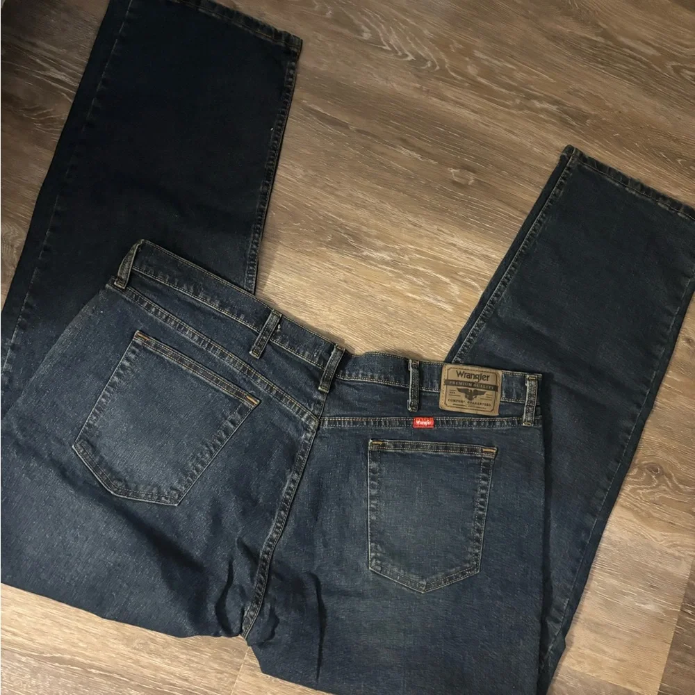 Men's Wrangler Relaxed Fit Blue Jeans Sz 42x32_3